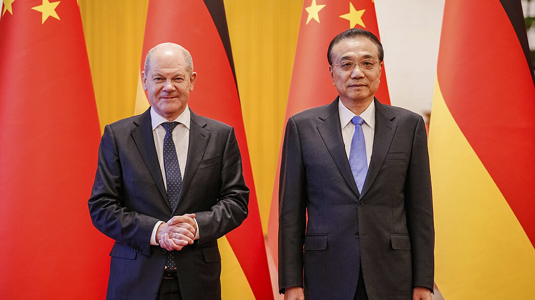Il primo ministro cinese Li Keqiang col cancelliere tedesco Olaf Scholz