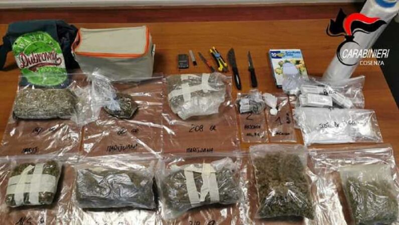 Un chilo di marijuana, cocaina e hascisc nella borsa frigo: 42enne arrestato