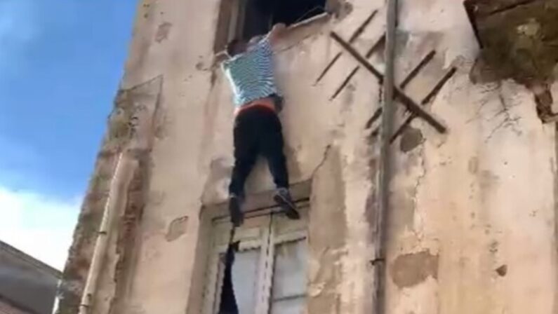 Incendio nel centro storico di Cosenza, 28enne si lancia dal terzo piano