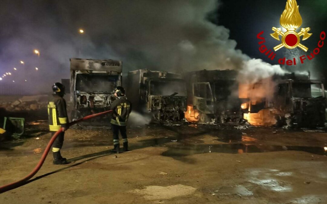 Incendio in una ditta rifiuti nel Salento, probabilmente doloso