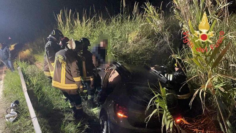 Squillace, auto sbanda e finisce in un fossato: tre feriti