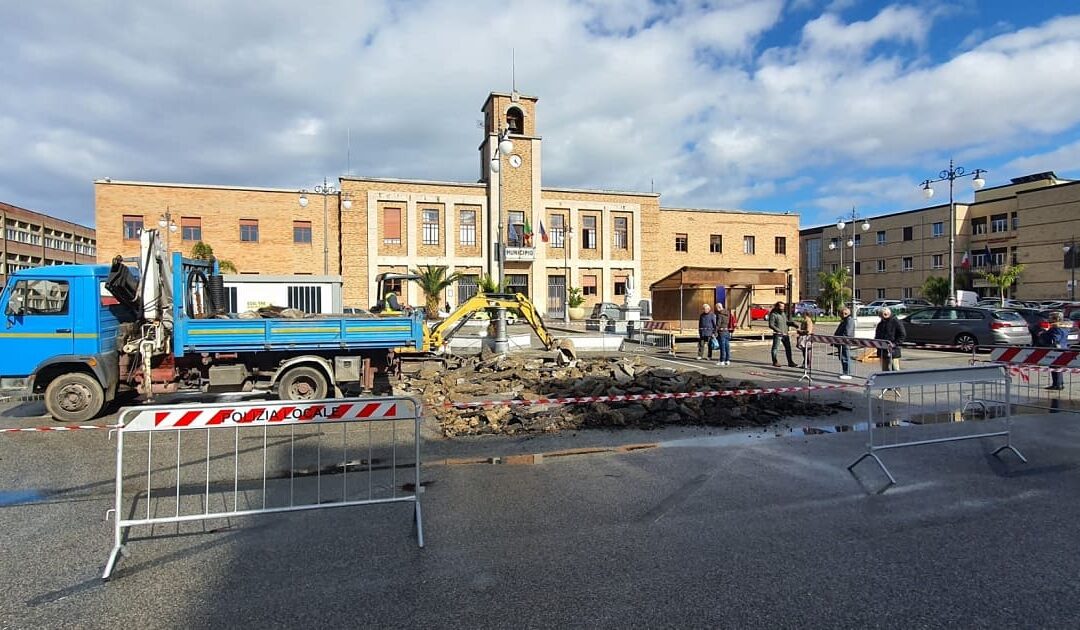 Vibo, una vecchia pavimentazione e il maltempo bloccano i lavori in piazza Municipio