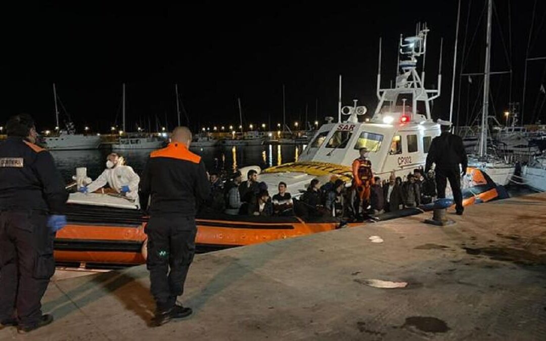 Migranti, nuovo sbarco a Roccella: arrivati in 60