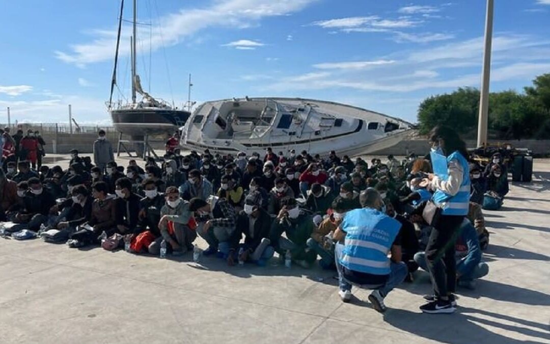 Maxi sbarco a Roccella, 263 migranti in porto