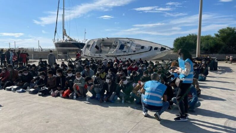 Maxi sbarco a Roccella, 263 migranti in porto