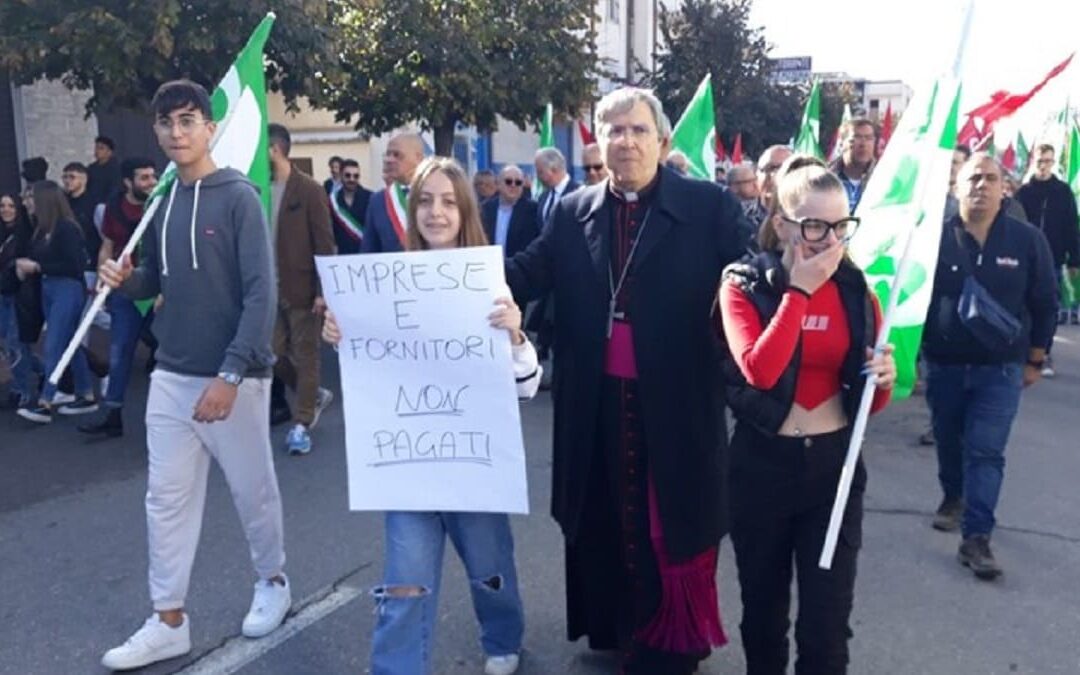 Il vescovo Francesco Savino durante la protesta