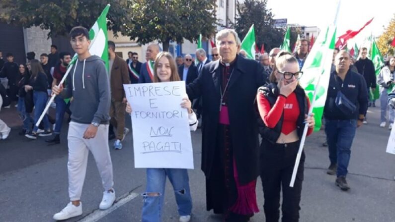 Trebisacce, vescovo in piazza con i lavoratori del Consorzio di bonifica