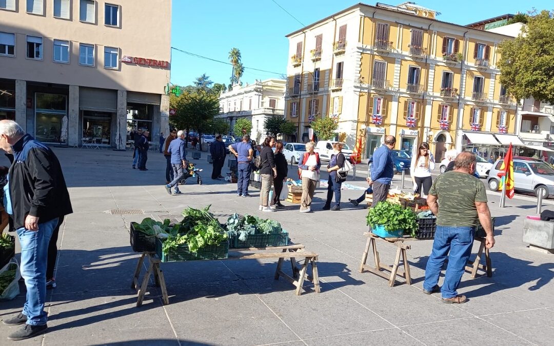 La protesta dei contadini davanti al Comune di Cosenza
