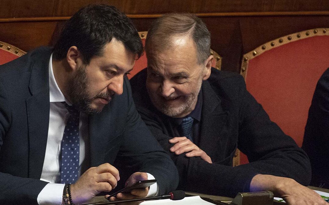 Il segretario della Lega e vice presidente del Consiglio, Matteo Salvini, con il ministro per gli Affari regionali e le autonomie, Roberto Calderoli