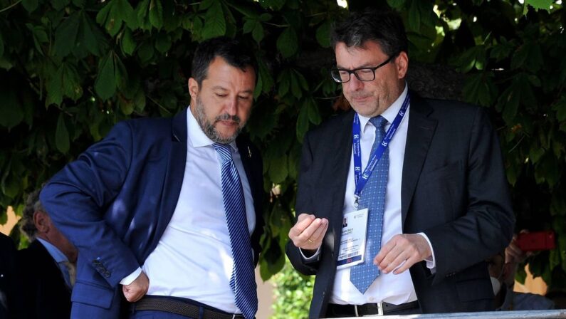 Balneari, altolà della Corte Ue, Giorgetti e Salvini: «Opereremo con equilibrio»