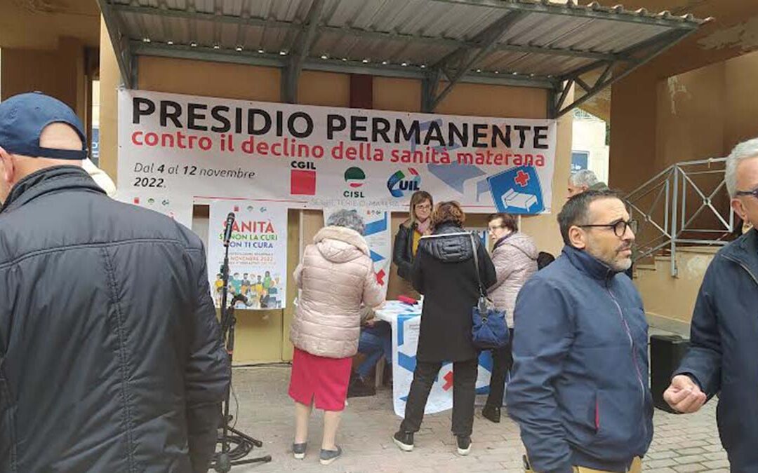 Un momento della manifestazione di ieri, a chiusura del presidio di protesta all'ospedale Madonna delle Grazie