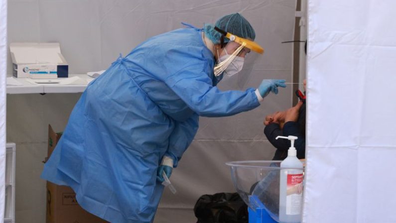 Covid, incidenza e Rt medio in calo. Cinque regioni a rischio alto