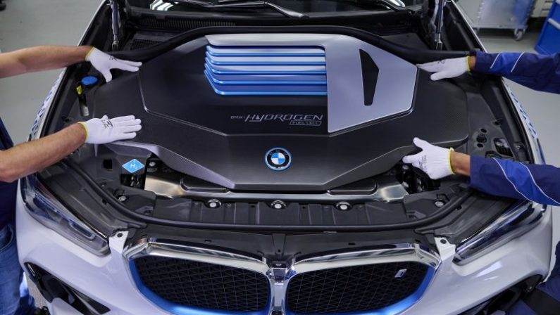 Bmw avvia la produzione della iX5 a idrogeno