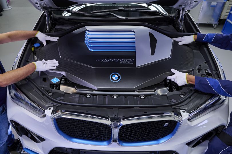 Bmw avvia la produzione della iX5 a idrogeno