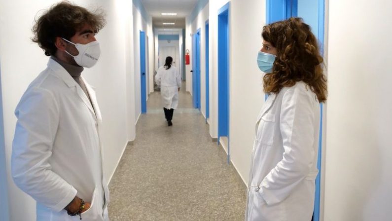 Covid in Italia, positivi in calo ma salgono i decessi: 686 in 7 giorni