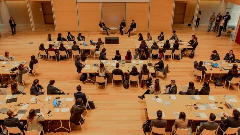 Da Intesa Sanpaolo un programma internazionale per assumere neolaureati