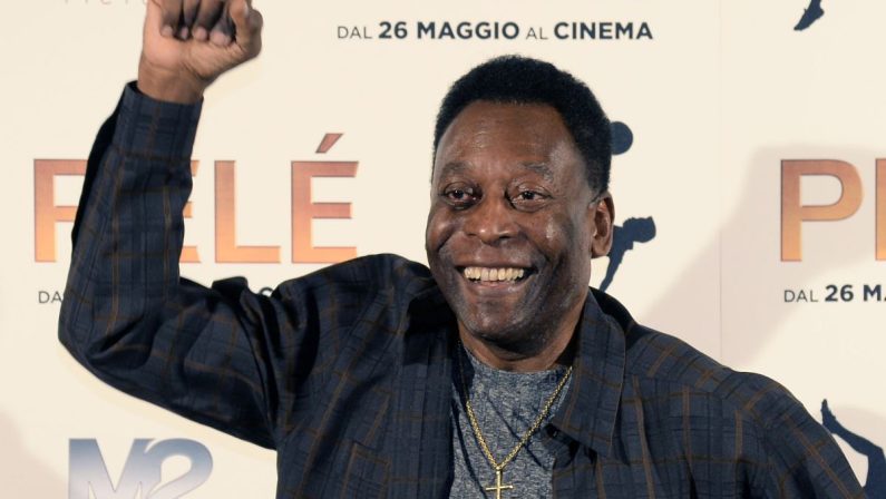 Pelè ancora ricoverato, figli in ospedale con lui a Natale