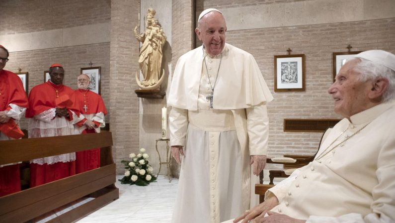 Papa Francesco: «Pregate per papa Benedetto XVI, è molto malato»