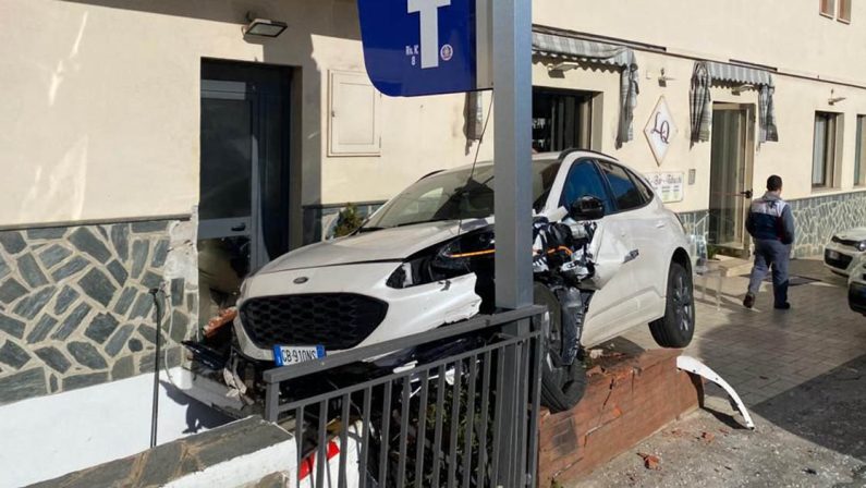 Pedone salvo per miracolo a Palmi, auto centra in pieno una Panda parcheggiata