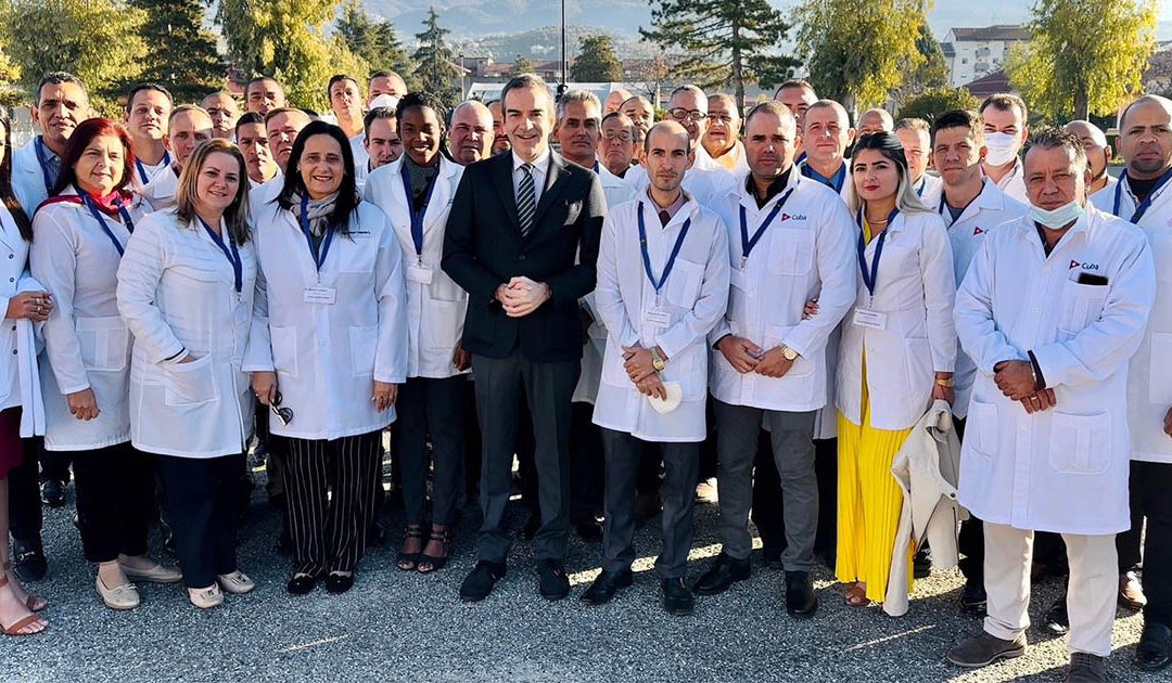 Il presidente della Regione Calabria Roberto Occhiuto con il primo gruppo di medici cubani arrivati in Calabria nei mesi scorsi