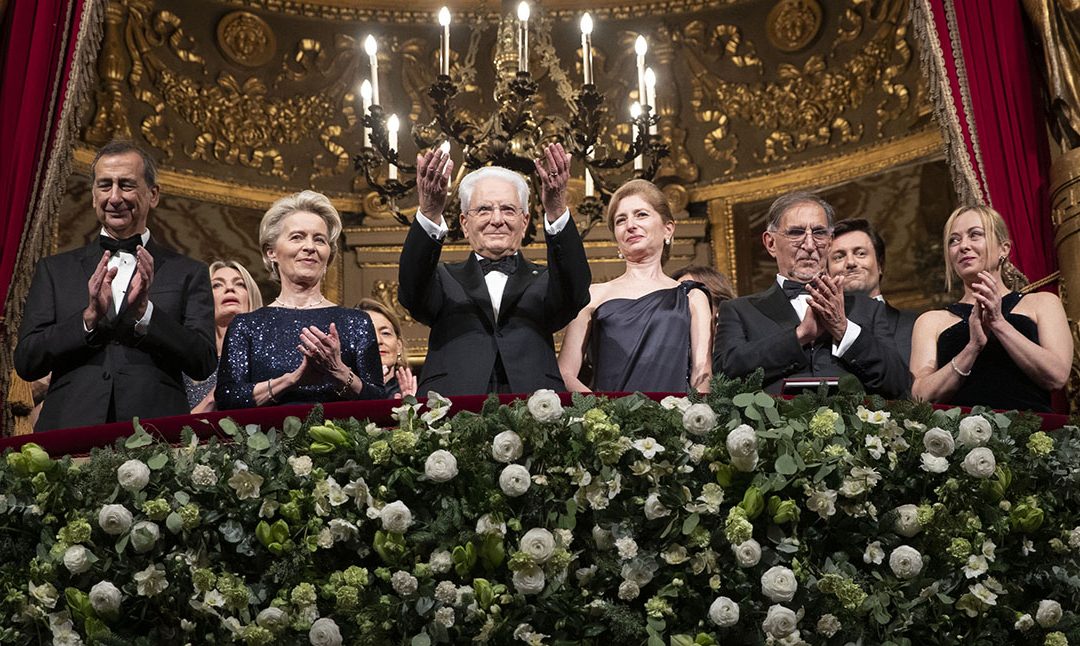 Il palco reale del teatro La Scala con il sindaco Sala, Ursula von der Leyen, Sergio e Laura Mattarella, Ignazio La Russa e Giorgia Meloni