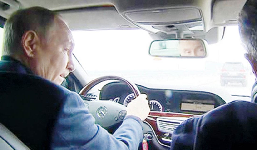 Putin in Crimea su una Mercedes attraversa il ponte ricostruito dopo essere stato danneggiato dagli ucraini