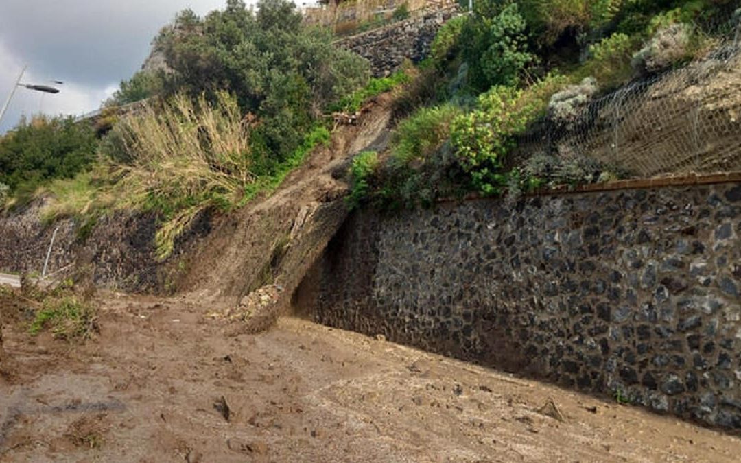 Lo smottamento lungo la strada che conduce alla spiaggia dei Maronti, nel comune di Barano d'Ischia
