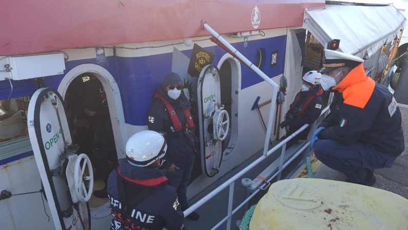 Gioia Tauro, sbarcati i 27 migranti siriani a bordo della Rise Above