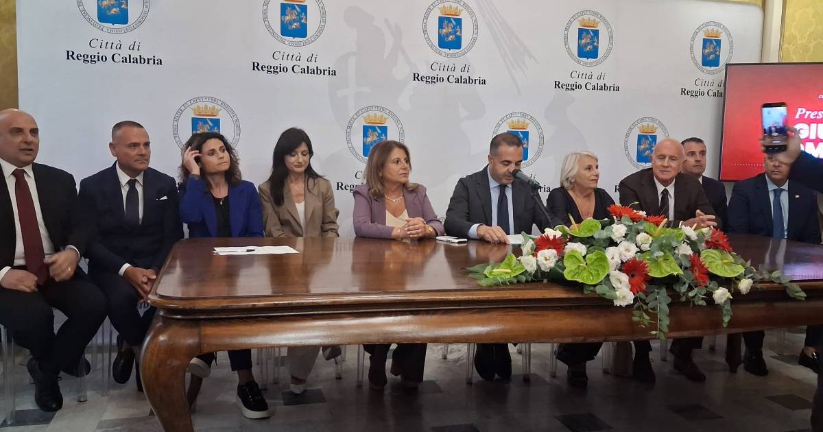 https://www.quotidianodelsud.it/wp-content/uploads/2022/12/nuova-giunta-reggio-calabria.jpeg