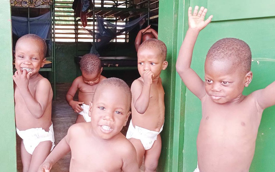 Un gruppo di piccoli nei pressi del dormitorio dell'orfanotrofio di Sakété