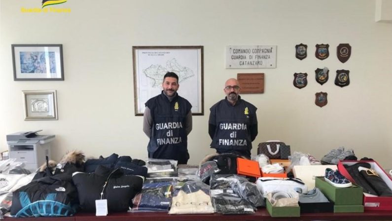 False griffe dalla Bulgaria, sequestrati centinaia di capi contraffatti