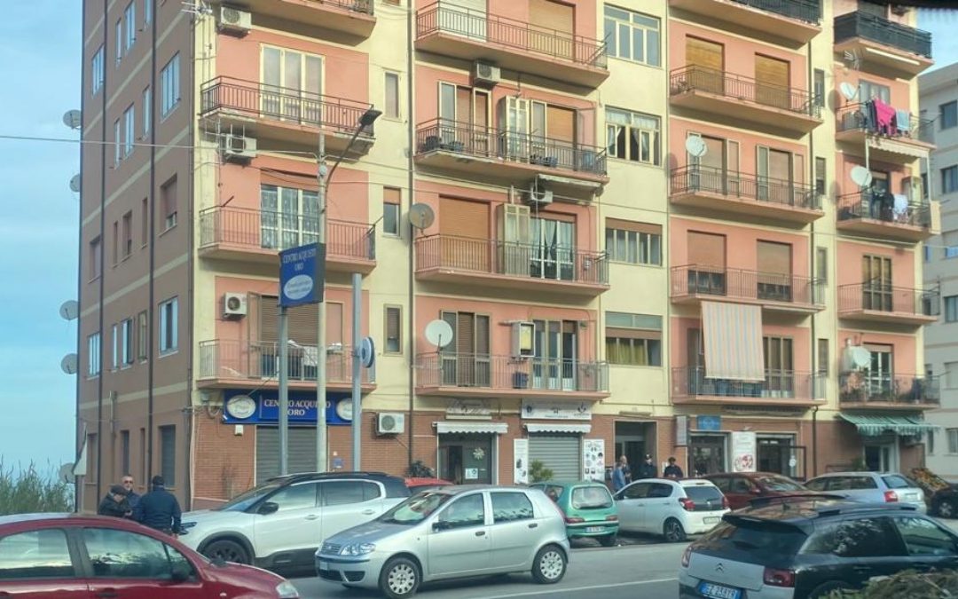 Le forze dell'ordine sotto l'abitazione dell'uomo che si è barricato in casa