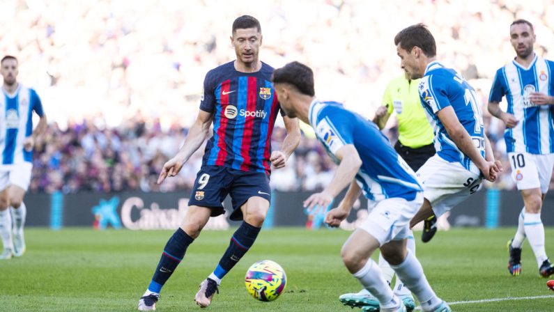 L’Espanyol ferma il Barça nel derby, aggancio Real