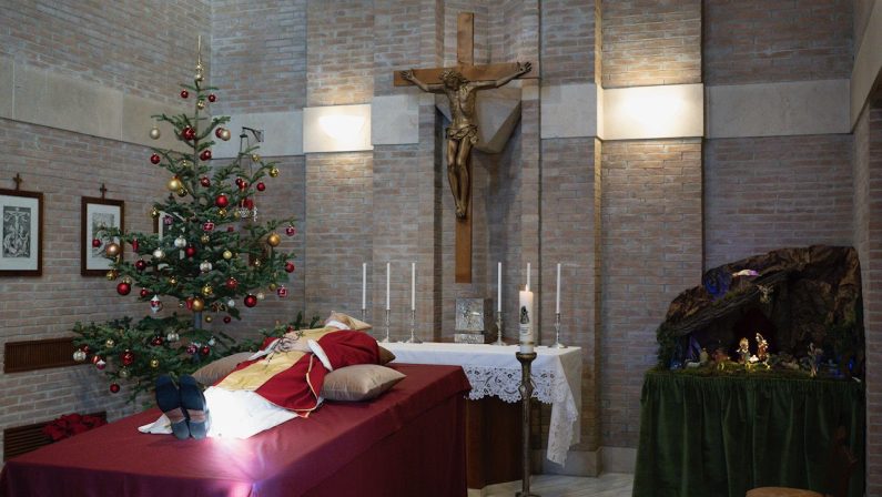 Benedetto XVI, la salma a San Pietro. Omaggio Mattarella e Meloni