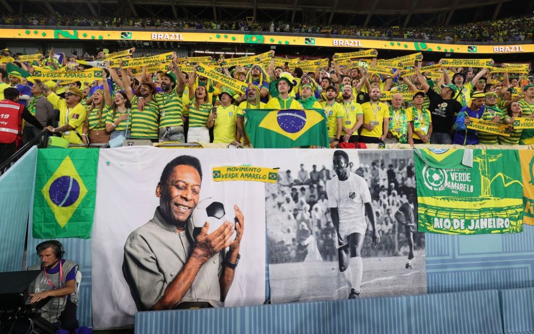 Tifosi in fila dall’alba per l’ultimo saluto a Pelè