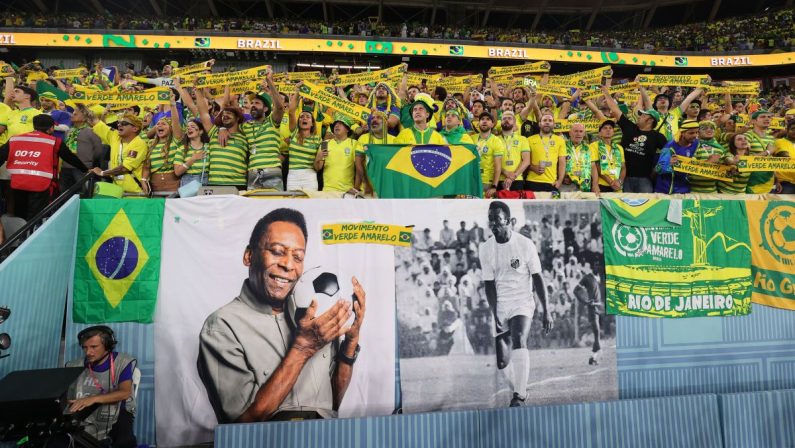 Tifosi in fila dall’alba per l’ultimo saluto a Pelè