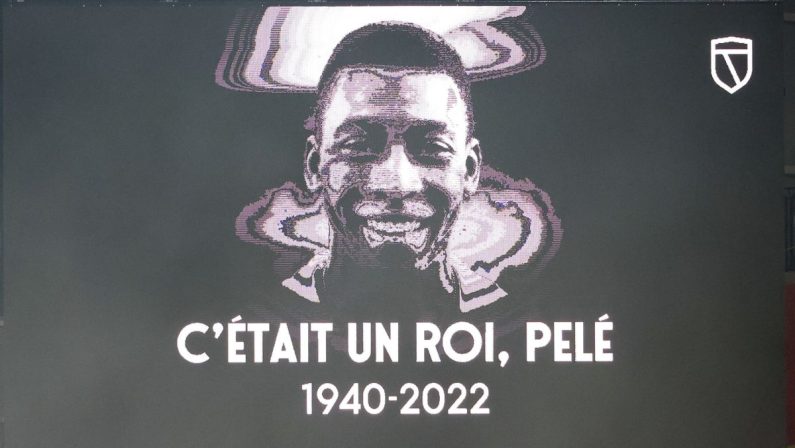 Corteo funebre per le vie di Santos, ultimo saluto a Pelè