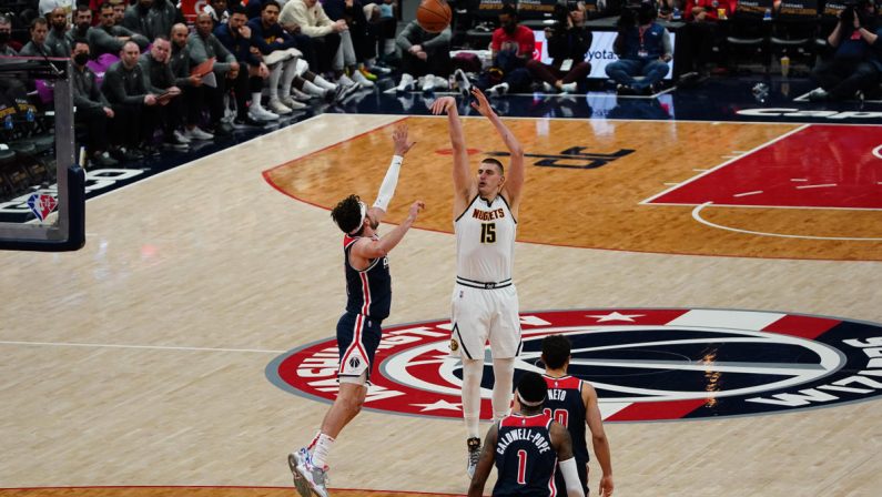 Vittorie per Denver e Brooklyn, poker Lakers