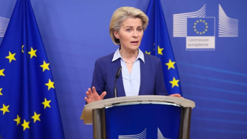 Il viaggio di Von der Leyen sull'isola dei dannati