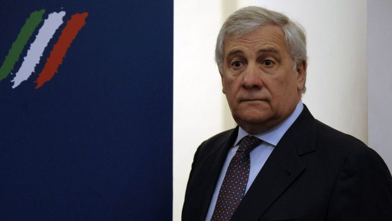Parigi: «Italia incapace sui migranti». Tajani annulla il bilaterale a Parigi