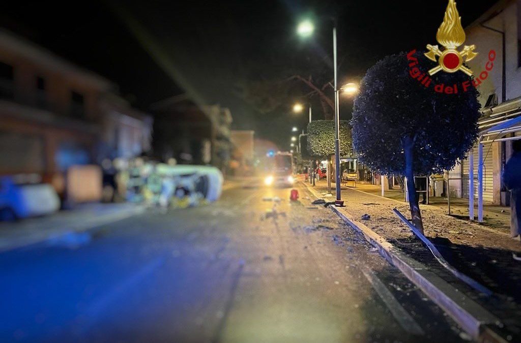 Auto si ribalta vicino a Roma, morti 5 giovani