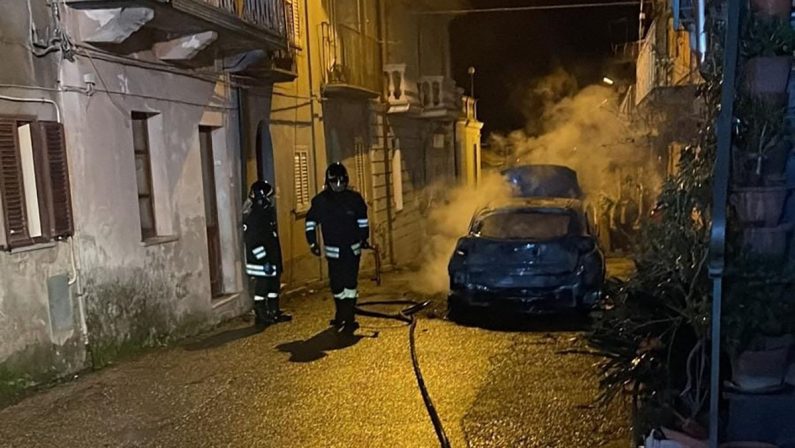 Auto prende fuoco sotto casa del proprietario a Cortale (Catanzaro)
