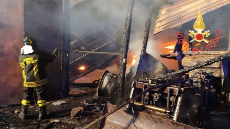 Incendio in un capannone nel Reggino, bruciati capi di bestiame e mezzi agricoli