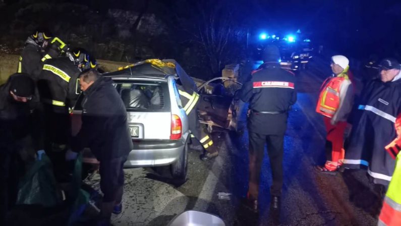 Tragedia della strada in Puglia: auto contro muretto e 3 giovani muoiono