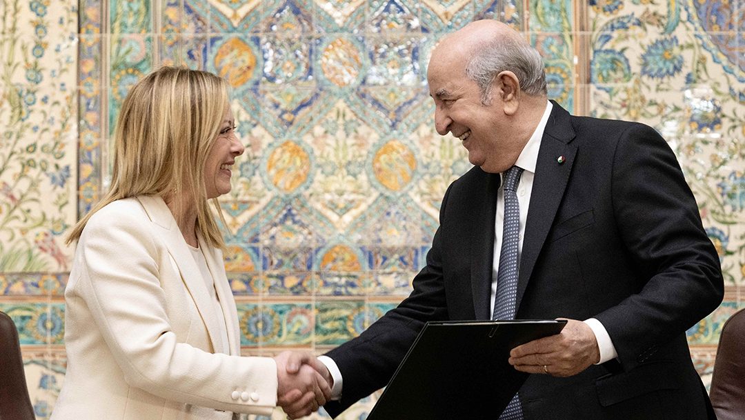 Stretta di mano tra Giorgia Meloni e Abdelmadjid Tebboune presidente della Repubblica algerina
