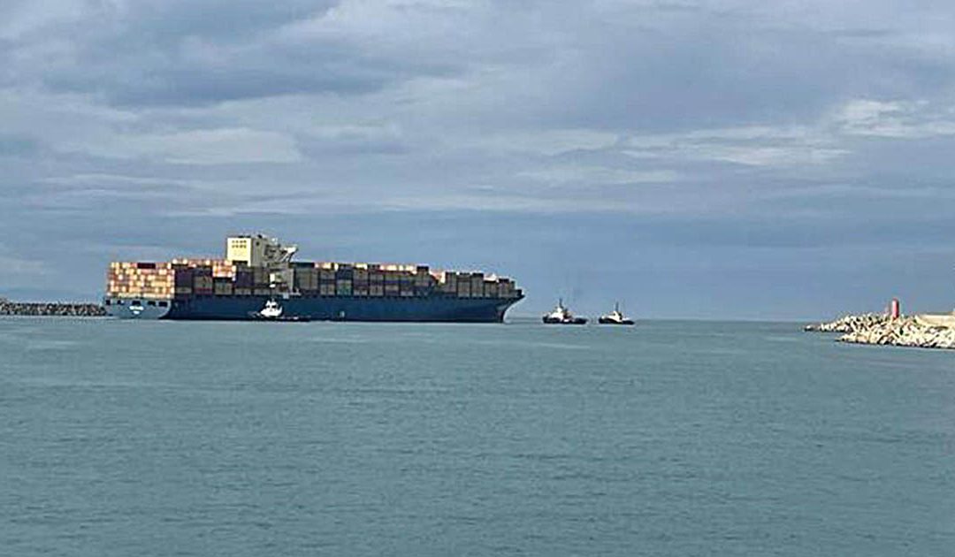 La nave portacontainer MSC "Elaine" rimasta incagliata a Gioia Tauro