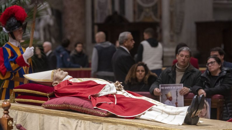 Funerali di papa Benedetto XVI, bandiere a mezz'asta in Italia