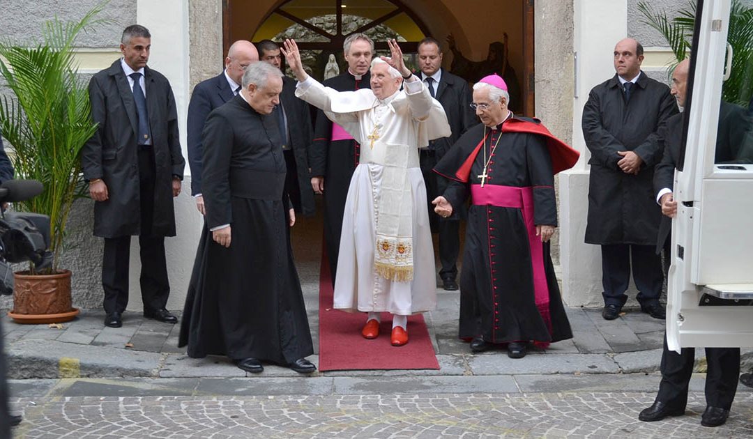 Papa Benedetto XVI esce dall'episcopio Lamezia