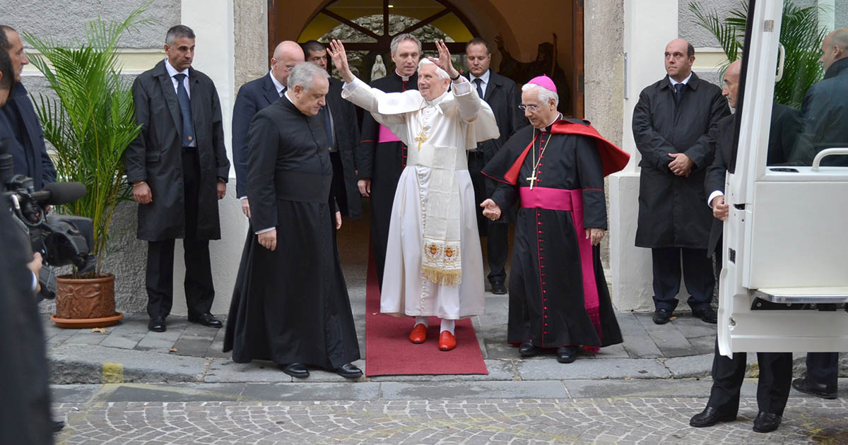 Papa Benedetto XVI esce dall'episcopio Lamezia