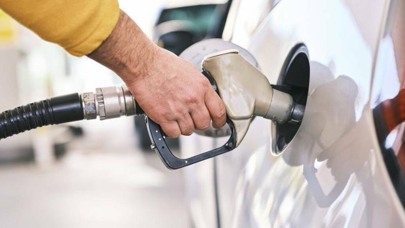 Prezzi benzina ancora in salita: al self sopra 1,98 euro